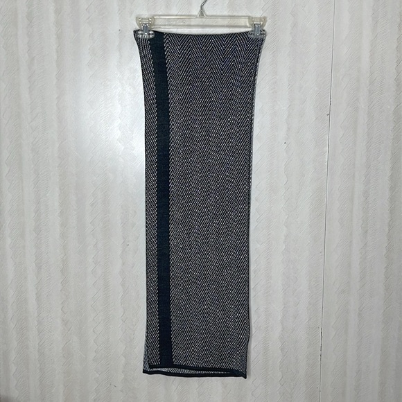 🆕 MICHAEL KORS Black Silver Metallic Herringbone Scarf $52 Metallic Scarf - Picture 4 of 6